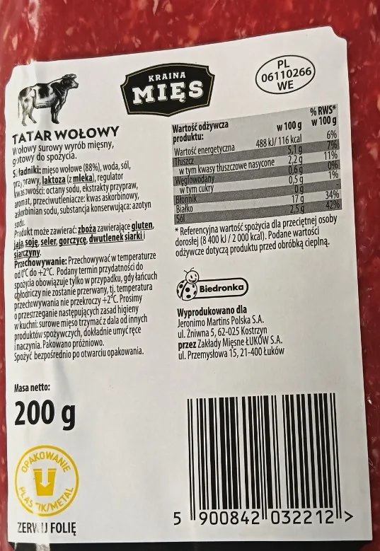 opakowanie z mięsem na tatara i etykietą handlową