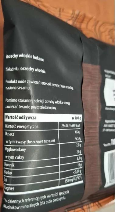 torebka zawierająca orzechy włoskie łuskane