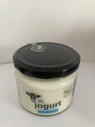 słoik szklany zakręcany z jogurtem naturalnym