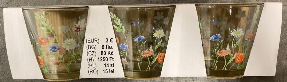 Trzy szklanki z kwiatowym motywem, w kartonowym opakowaniu
