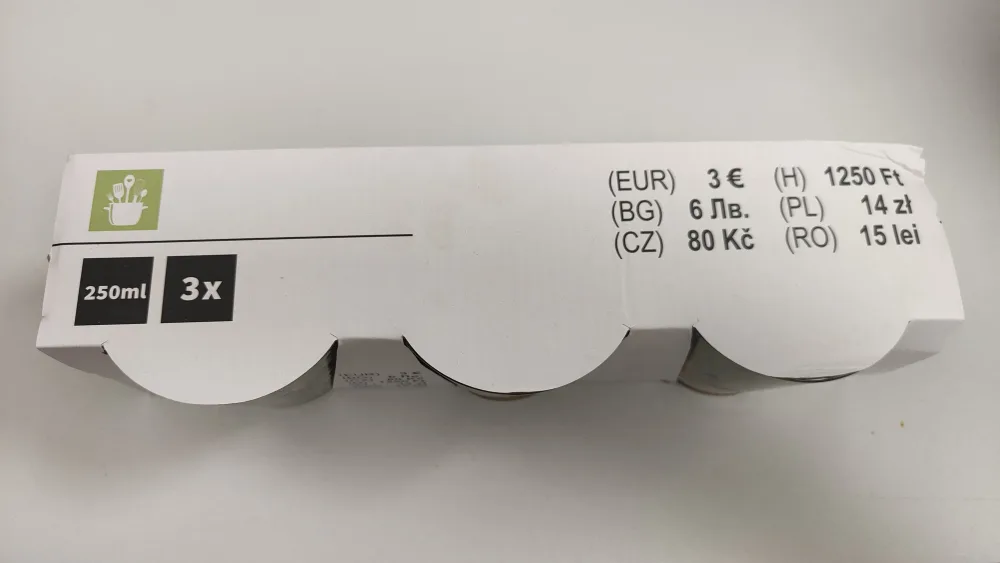 Trzy szklanki, widok kartonowego opakowania z góry