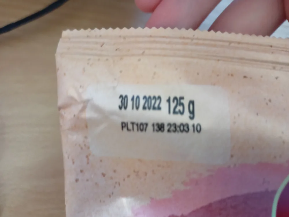 Zdjęcie paczki chipsów z widocznym numerem partii