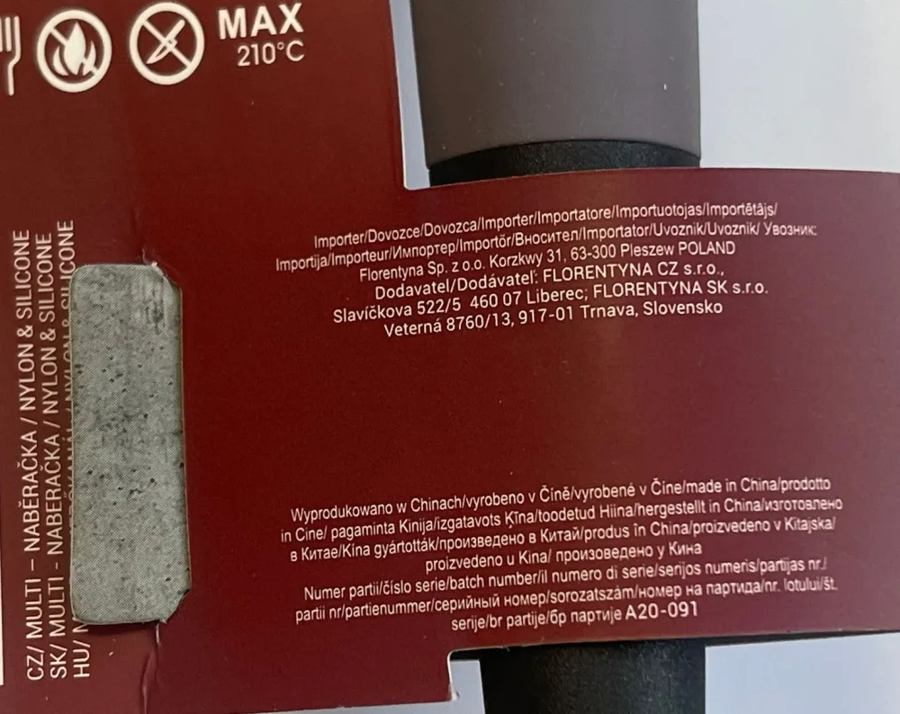 etykieta czerwona i napis dotyczący chochli