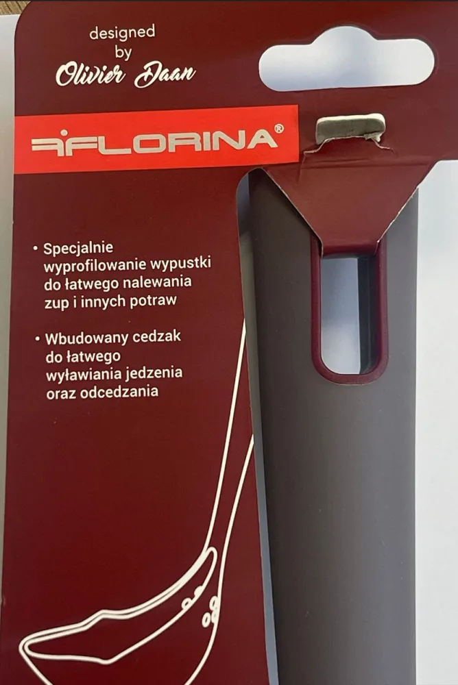 zbliżenie na etykietę do chochli, bordowe tło i uchwyt chochli